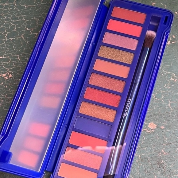 COPY - Limited-Edition Ultimate Shadow Palettes 🎨 - Picture 1 of 10